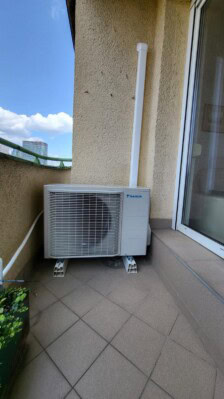 Klimatizačná jednotka na balkóne